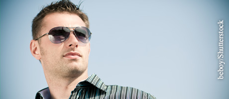  Eine gute Sonnenbrille vereint zwei Eigenschaften: einen modischen Look und hohen UV-Schutz.