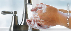  Hygienemaßnahmen wie Händewaschen helfen, das Ausbreiten von Krankenhauskeimen zu verhindern. 